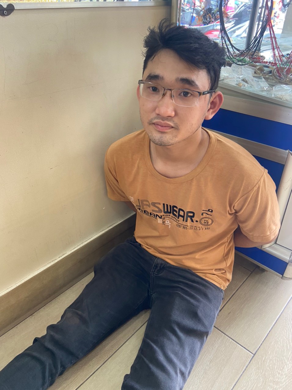 Arresting a young man to rob a gold shop in Ho Chi Minh City after 3 hours of crime: Robbing gold and selling it for money to play games - Photo 1.