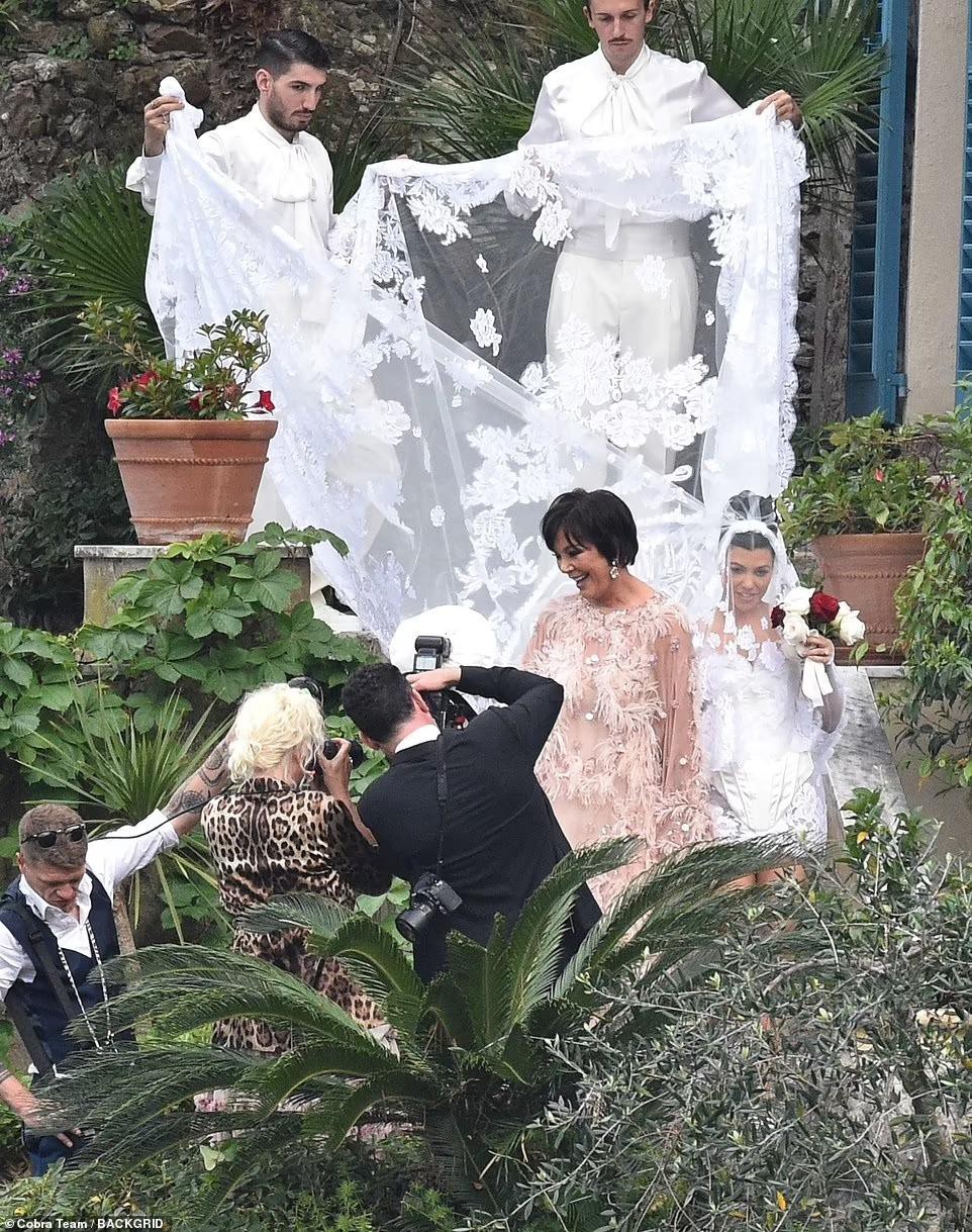 Chị cả Kardashian mặc váy cưới như nội y trong hôn lễ lần 3 với Travis Barker - Ảnh 11.