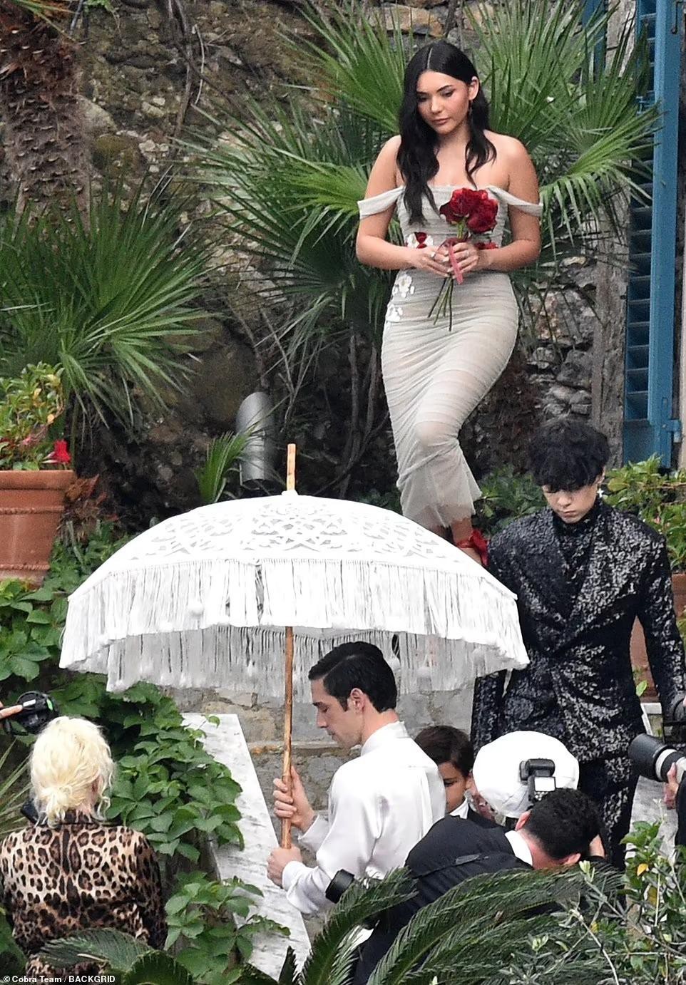 Chị cả Kardashian mặc váy cưới như nội y trong hôn lễ lần 3 với Travis Barker - Ảnh 13.