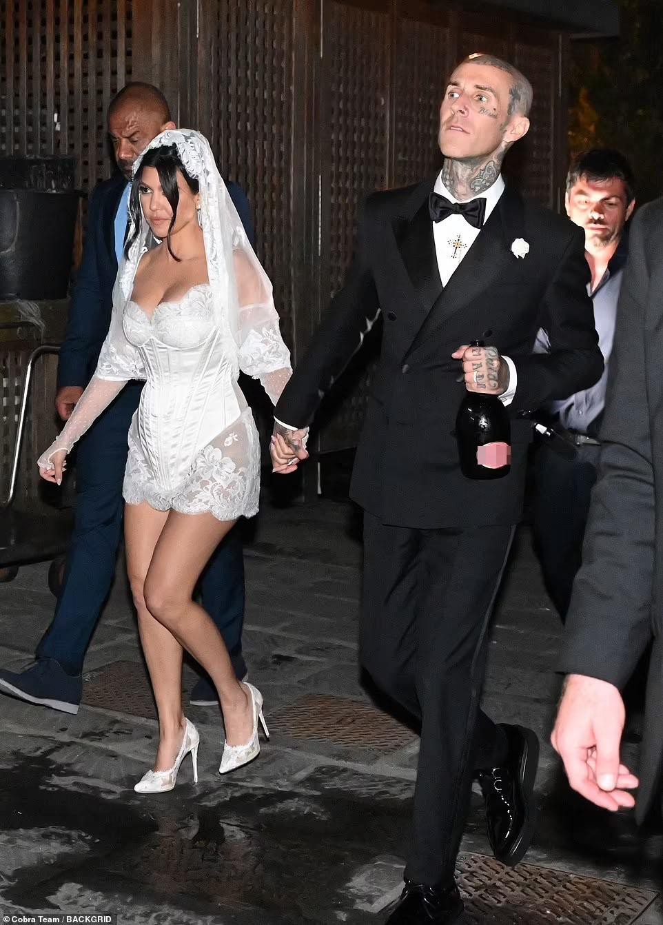 Chị cả Kardashian mặc váy cưới như nội y trong hôn lễ lần 3 với Travis Barker - Ảnh 23.