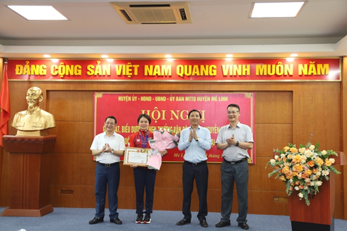 Timely commendation and encouragement for athlete Nguyen Thi Phuong who won 2 gold medals in Karate at SEA Games 31 - Photo 4.