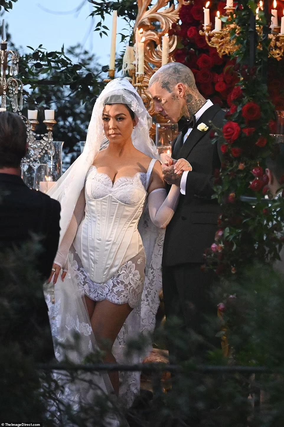 Chị cả Kardashian mặc váy cưới như nội y trong hôn lễ lần 3 với Travis Barker - Ảnh 5.