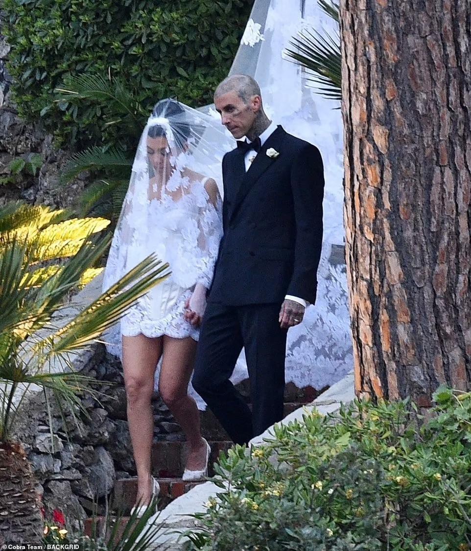 Chị cả Kardashian mặc váy cưới như nội y trong hôn lễ lần 3 với Travis Barker - Ảnh 8.