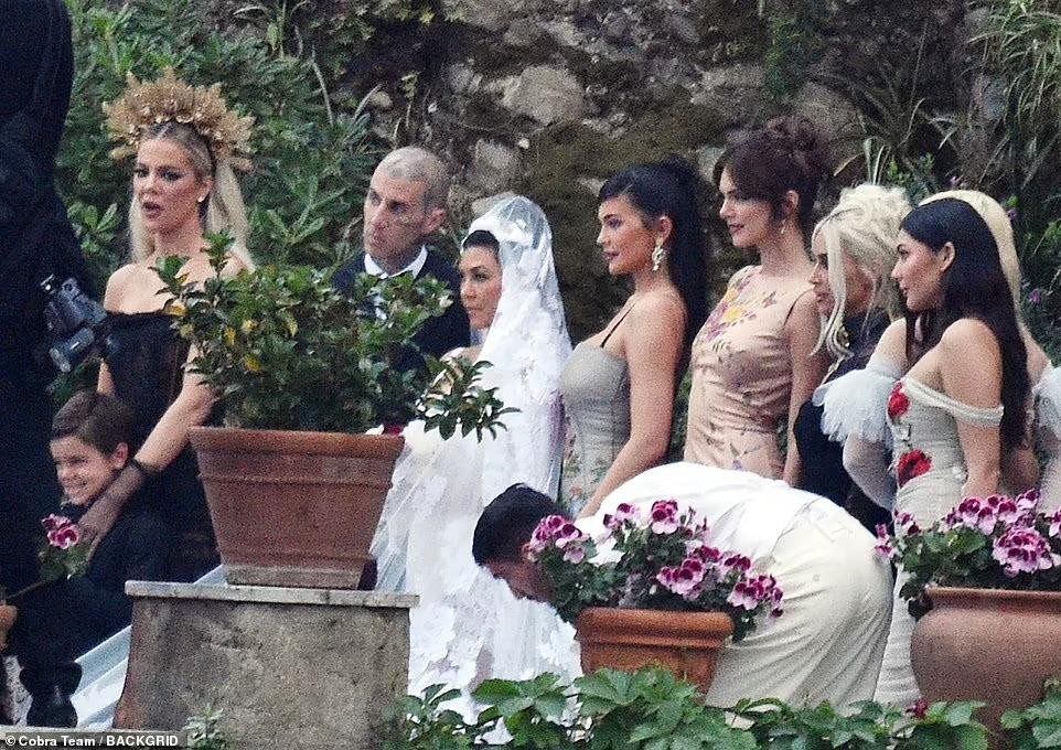 Chị cả Kardashian mặc váy cưới như nội y trong hôn lễ lần 3 với Travis Barker - Ảnh 9.