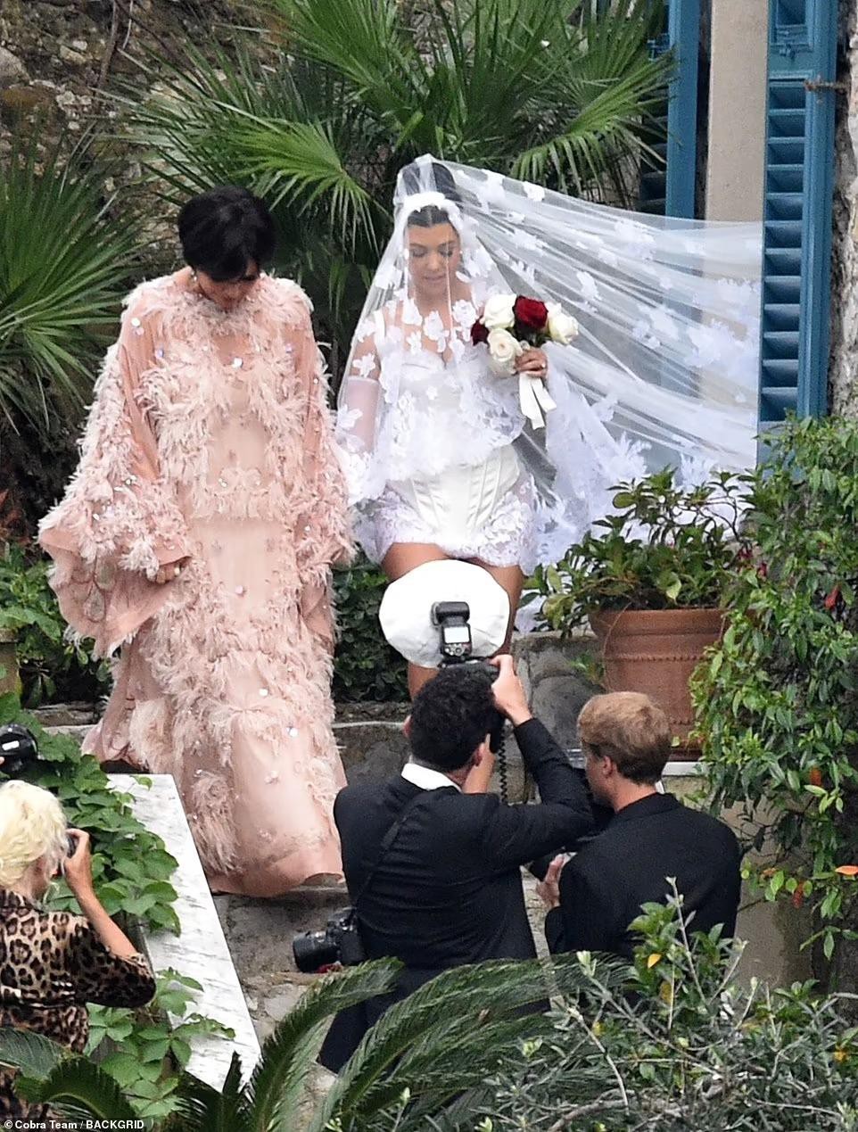 Chị cả Kardashian mặc váy cưới như nội y trong hôn lễ lần 3 với Travis Barker - Ảnh 10.