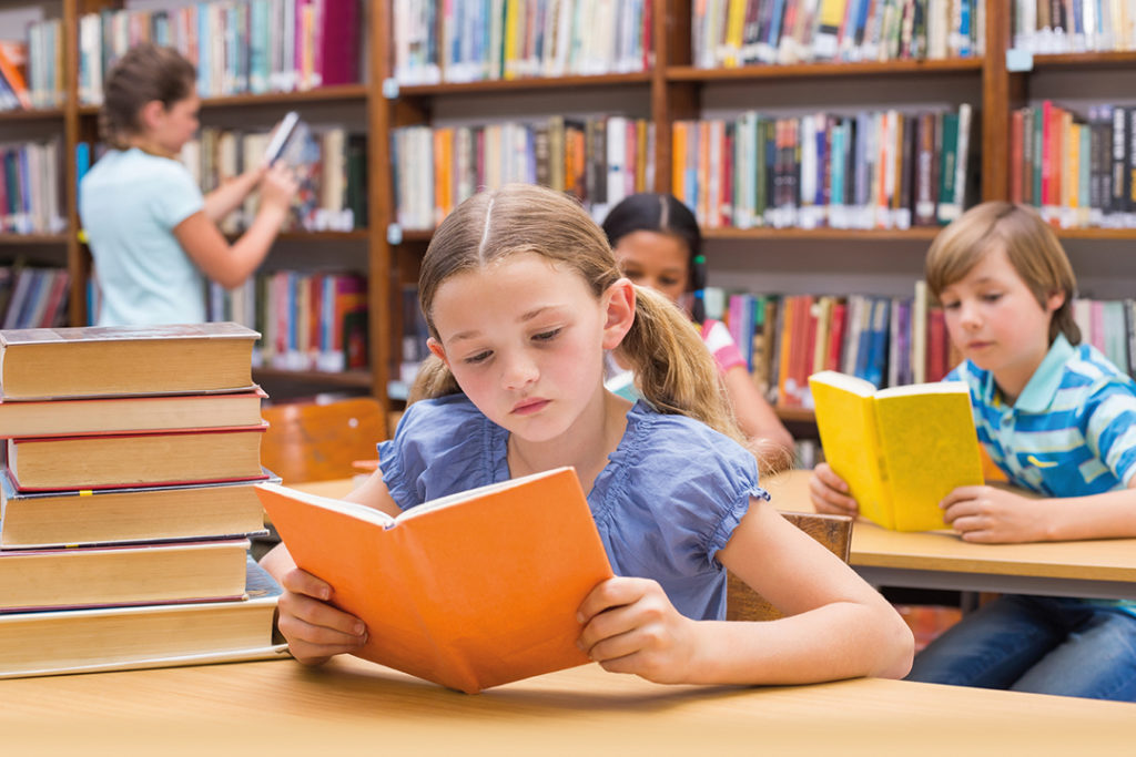 Children do not concentrate when reading books, just like to gnaw, tear and throw books around, how should parents handle it?  - Photo 1.