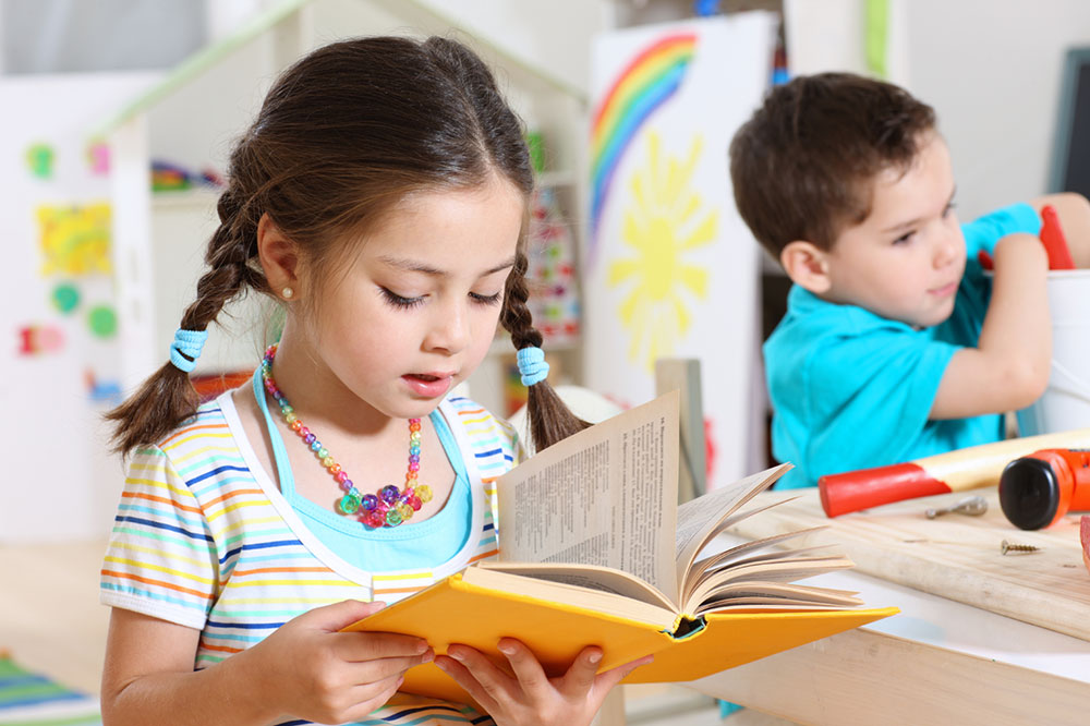 Children do not concentrate when reading books, just like to chew, tear and throw books around, how should parents handle it?  - Photo 3.