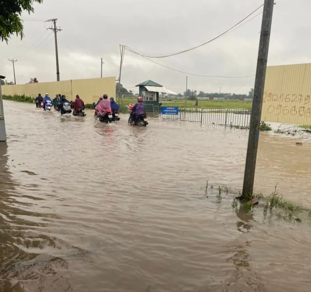 Hà Nội: Một số nơi ngập sâu sau mưa lớn - Ảnh 9.