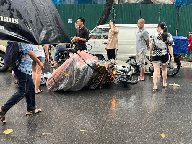 Truy tìm nữ tài xế bỏ chạy sau va chạm giao thông gây chết người ở Hà Nội - Ảnh 1.