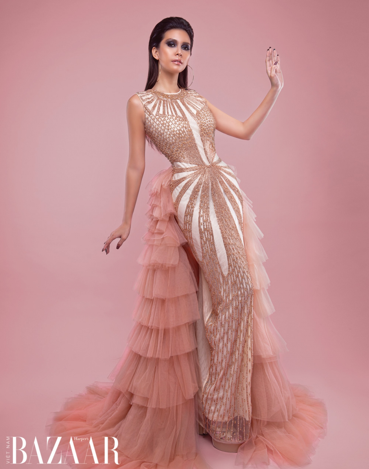 Tiểu Vy, Võ Hoàng Yến tái xuất sàn diễn cùng Hoa hậu Toàn cầu 2019 - Ảnh 4.