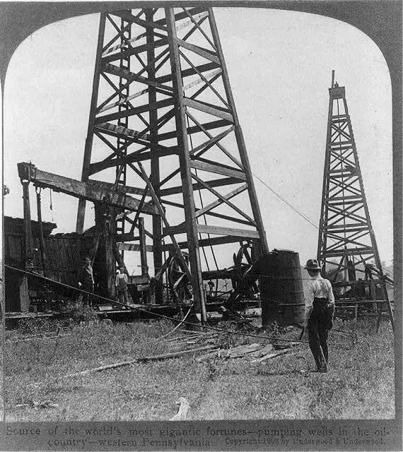 Gasoline used to be cheaper than water, so abundant that it had to be poured into the river... Let's find out unbelievable facts about the history of the oil and gas industry - Photo 1.