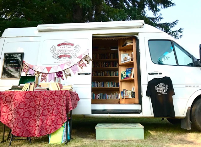 The experience of a 70-year-old woman who drives a truck on her own to travel in combination with selling used books throughout the United States - Photo 1.