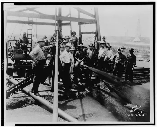 Gasoline used to be cheaper than water, so abundant that it had to be poured into the river... Let's find out unbelievable facts about the history of the oil and gas industry - Photo 11.