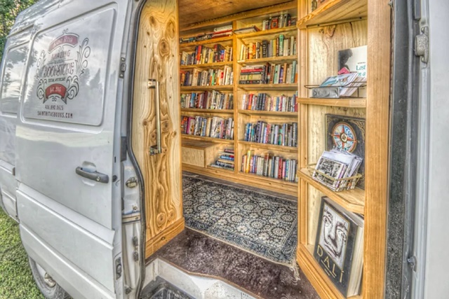 The experience of a 70-year-old woman who drives a truck on her own to travel in combination with selling used books throughout the US - Photo 3.