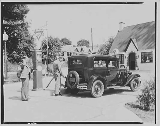 Gasoline used to be cheaper than water, so abundant that it had to be poured into the river... Let's find out unbelievable facts about the history of the oil and gas industry - Photo 10.