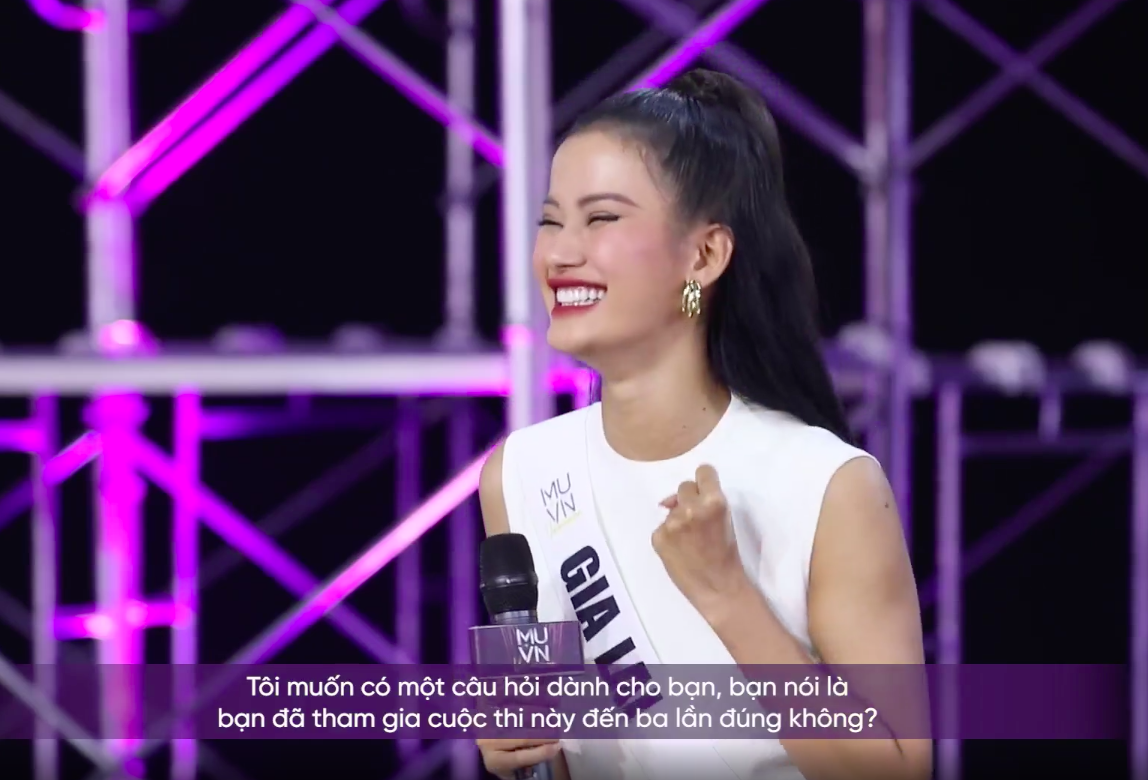 Huong Ly received a special gift from Miss Universe 2005, caught the eye of international judges?  - Photo 3.