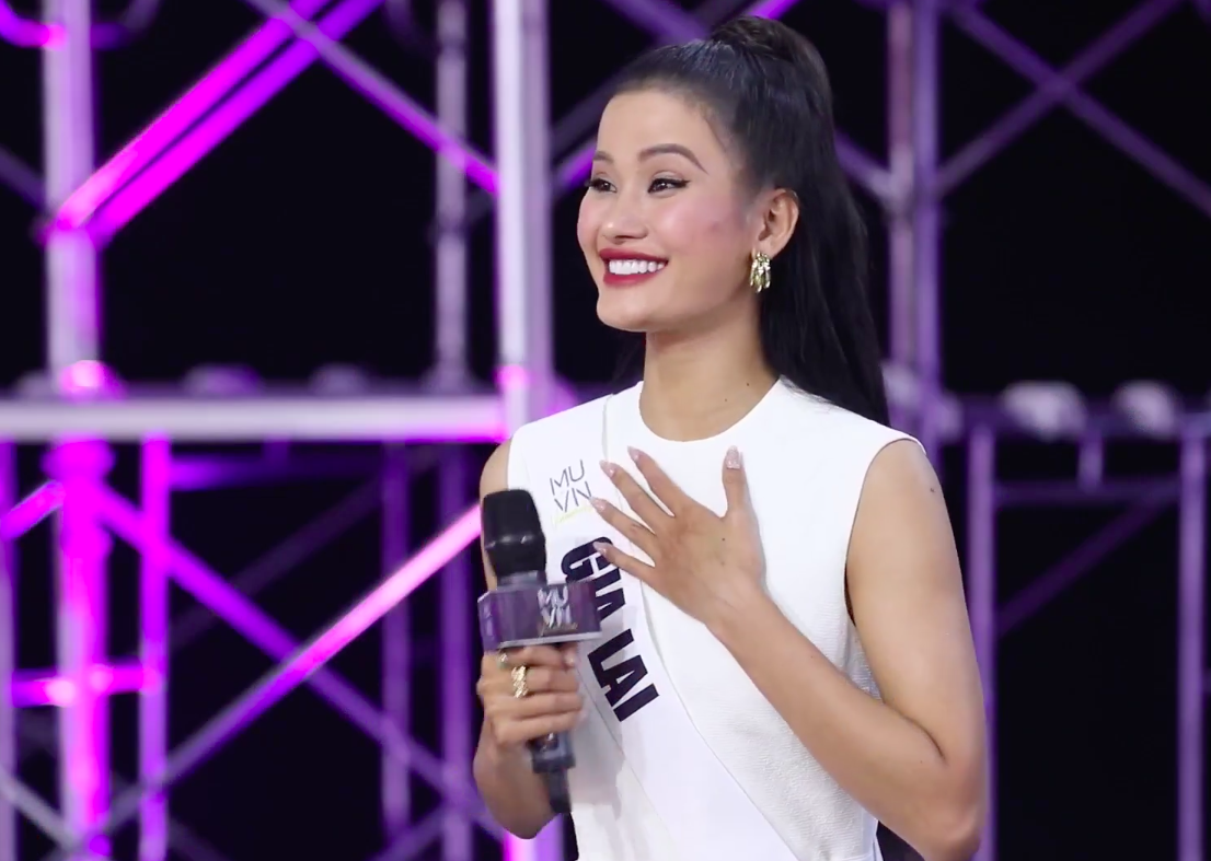 Huong Ly received a special gift from Miss Universe 2005, caught the eye of international judges?  - Photo 1.