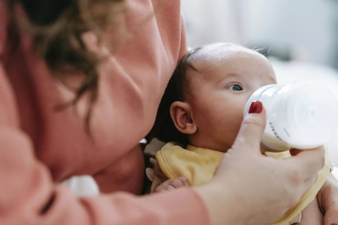 New York ban bố tình trạng khẩn cấp do thiếu sữa bột cho trẻ em - Ảnh 1.