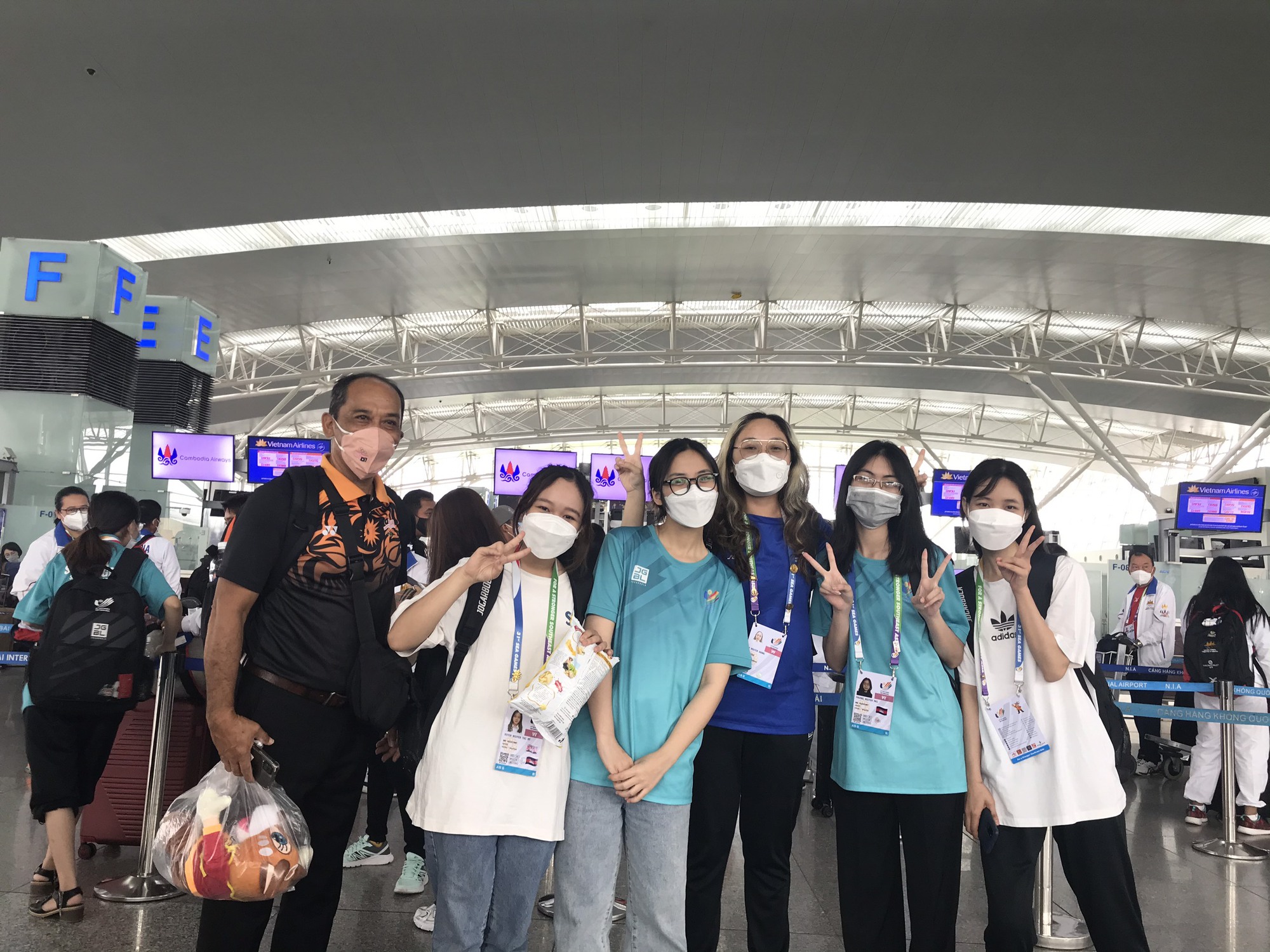 Vietnamese female students accompanied the leader of the Cambodian delegation at SEA Games 31: Achieving many outstanding achievements - Photo 2. Vietnamese female students accompanied the leader of the Cambodian delegation at SEA Games 31: Achieving many outstanding achievements - Photo 2.