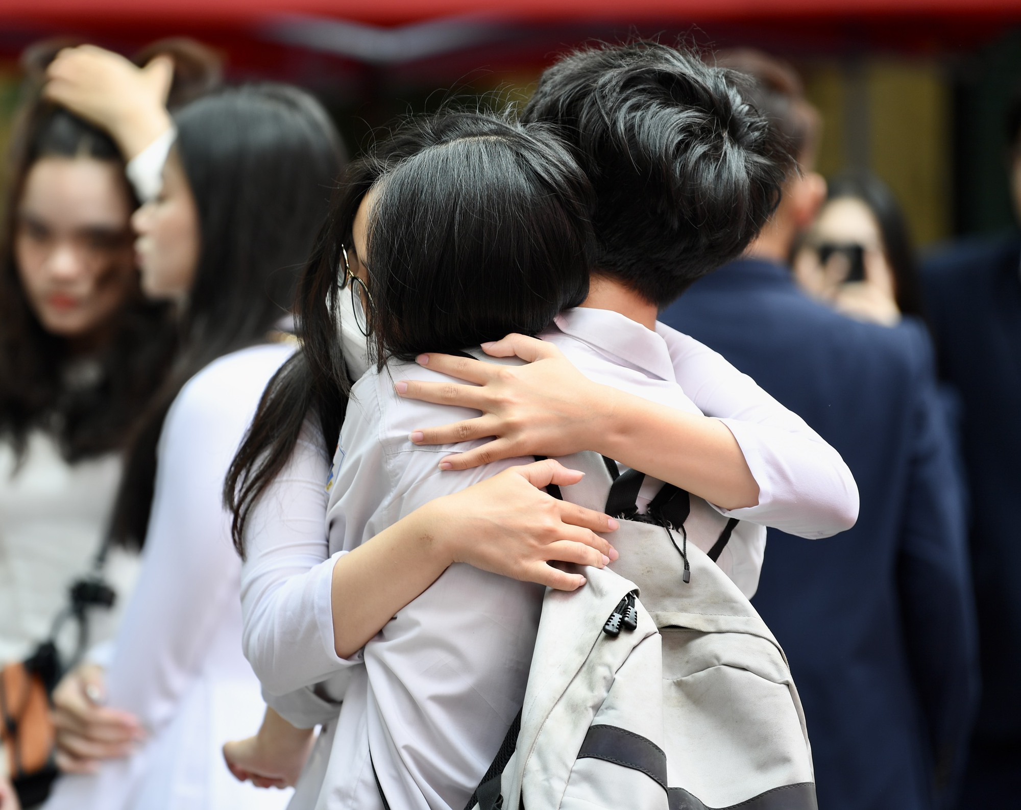 Photo series: Grade 12 students hugged each other and sobbed at the final closing ceremony of their students' lives - Photo 7.