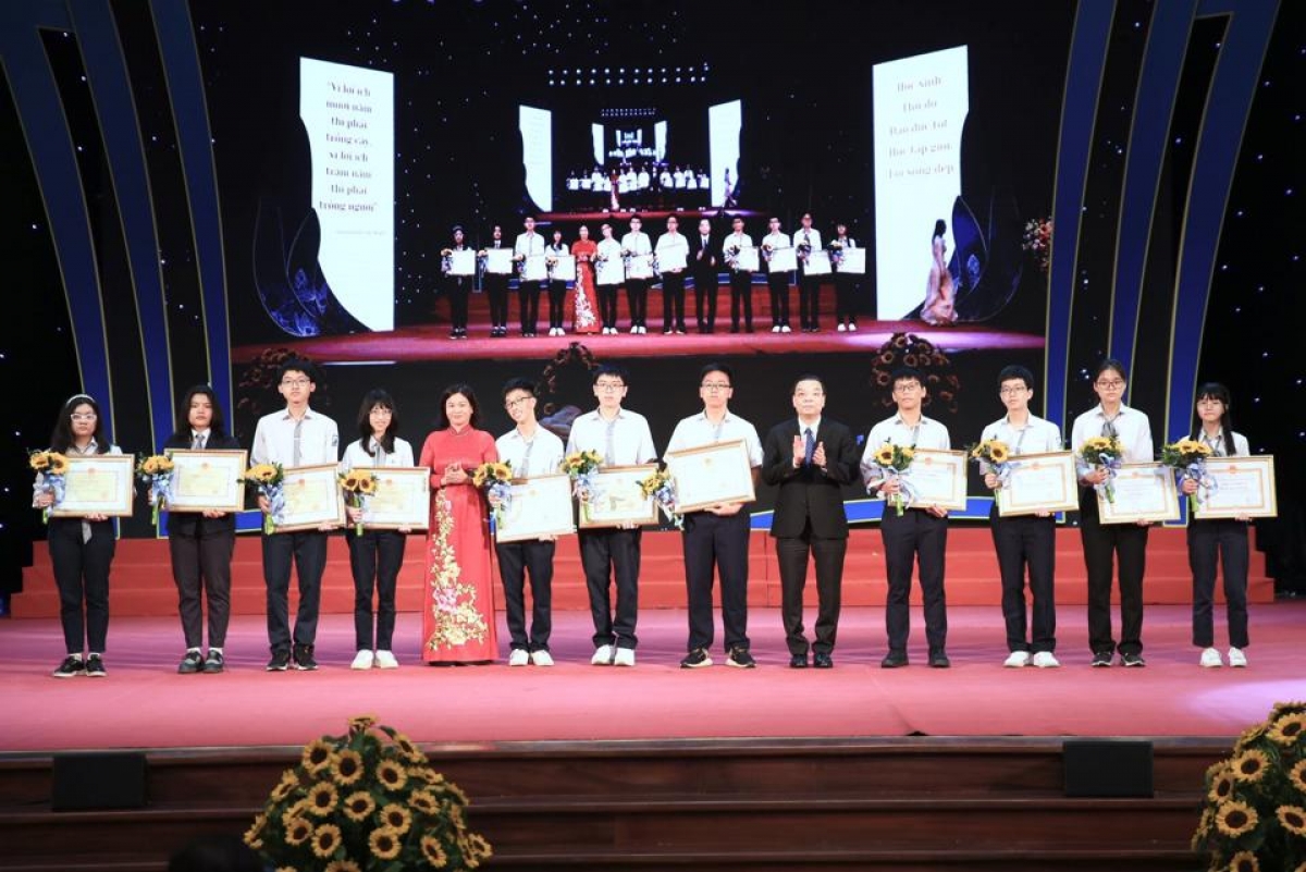 Hanoi commends and rewards nearly 700 outstanding students - Photo 1.