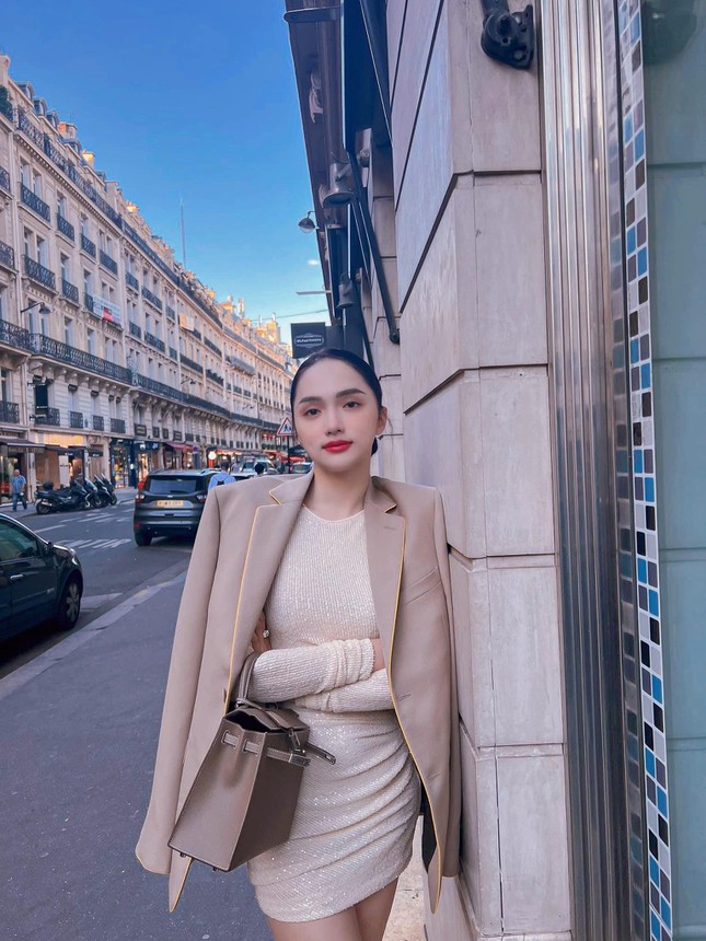 Hoa hậu Hương Giang khoe dáng sành điệu ở Paris, chuẩn bị xuất hiện ở LHP Cannes? - Ảnh 2.
