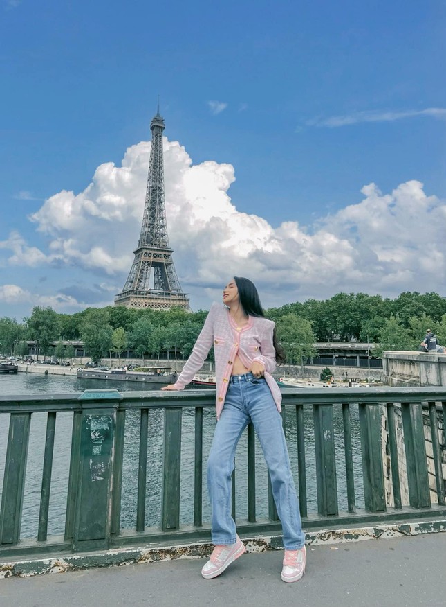 Hoa hậu Hương Giang khoe dáng sành điệu ở Paris, chuẩn bị xuất hiện ở LHP Cannes? - Ảnh 4.