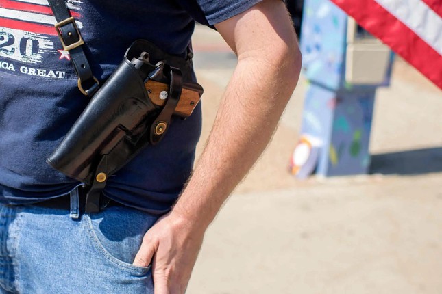 Đề xuất trang bị súng cho giáo viên ở Mỹ gây tranh cãi - Ảnh 4.
