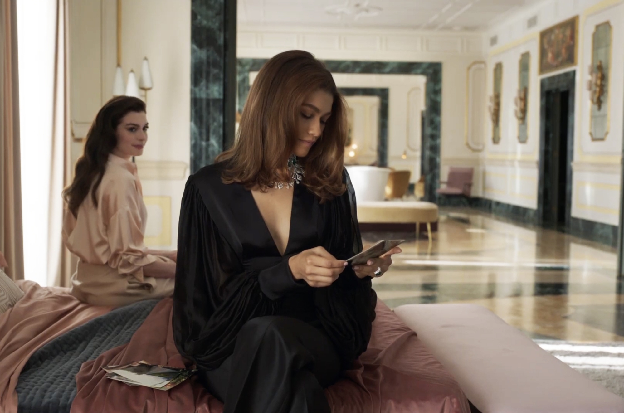 Zendaya diện trang phục của NTK Công Trí, đọ sắc cùng Anne Hathaway - Lisa trong video quảng cáo trang sức - Ảnh 6.