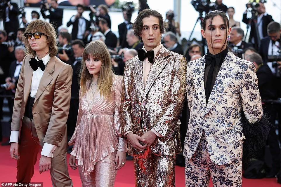 Cannes ngày 9: Dàn thiên thần nội y hở bạo trên thảm đỏ - Ảnh 17. Cannes ngày 9: Dàn thiên thần nội y hở bạo trên thảm đỏ - Ảnh 17.