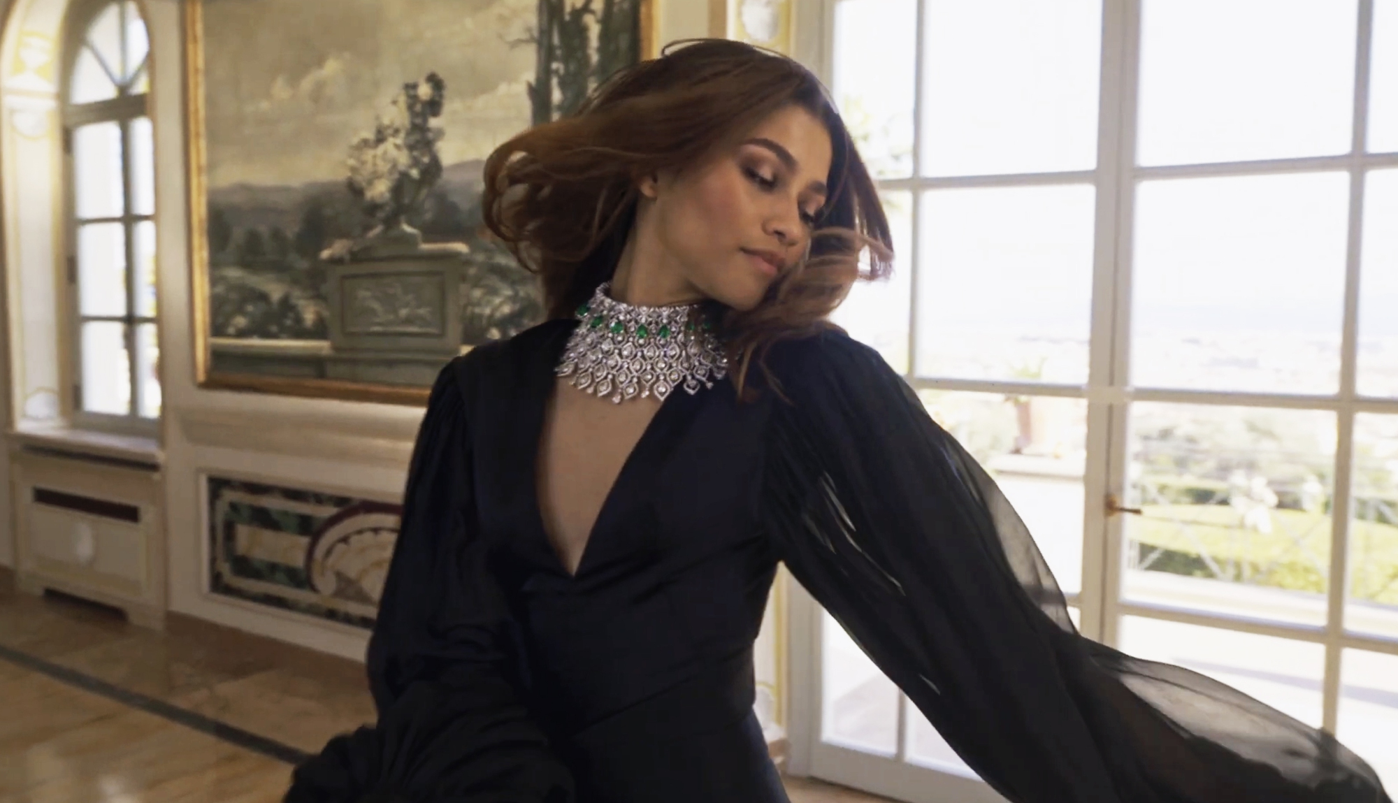 Zendaya diện trang phục của nhà thiết kế Công Trí, đọ sắc cùng Anne Hathaway - Lisa trong video quảng cáo trang sức - Ảnh 5.