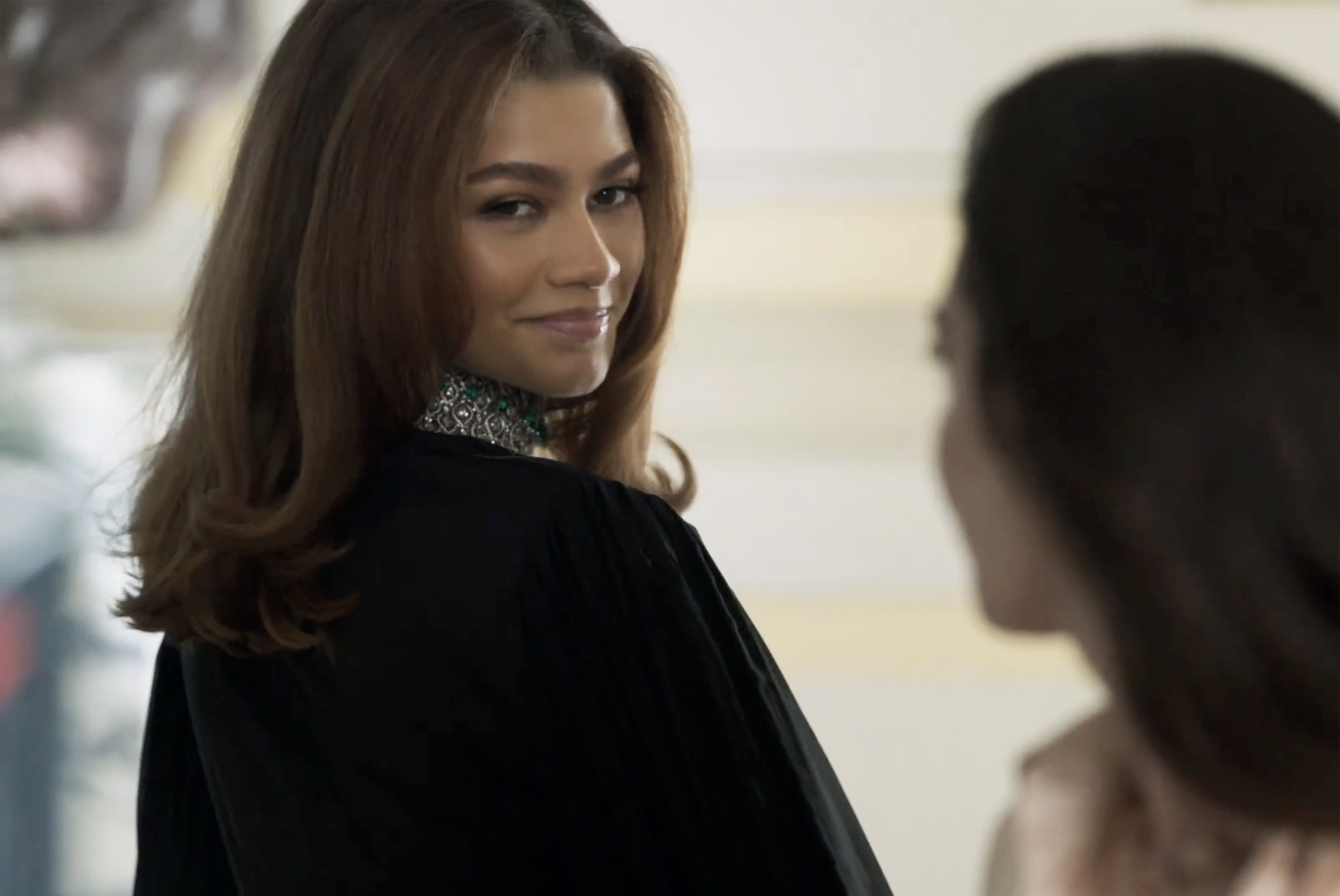 Zendaya diện trang phục của NTK Công Trí, đọ sắc cùng Anne Hathaway - Lisa trong video quảng cáo trang sức - Ảnh 4.