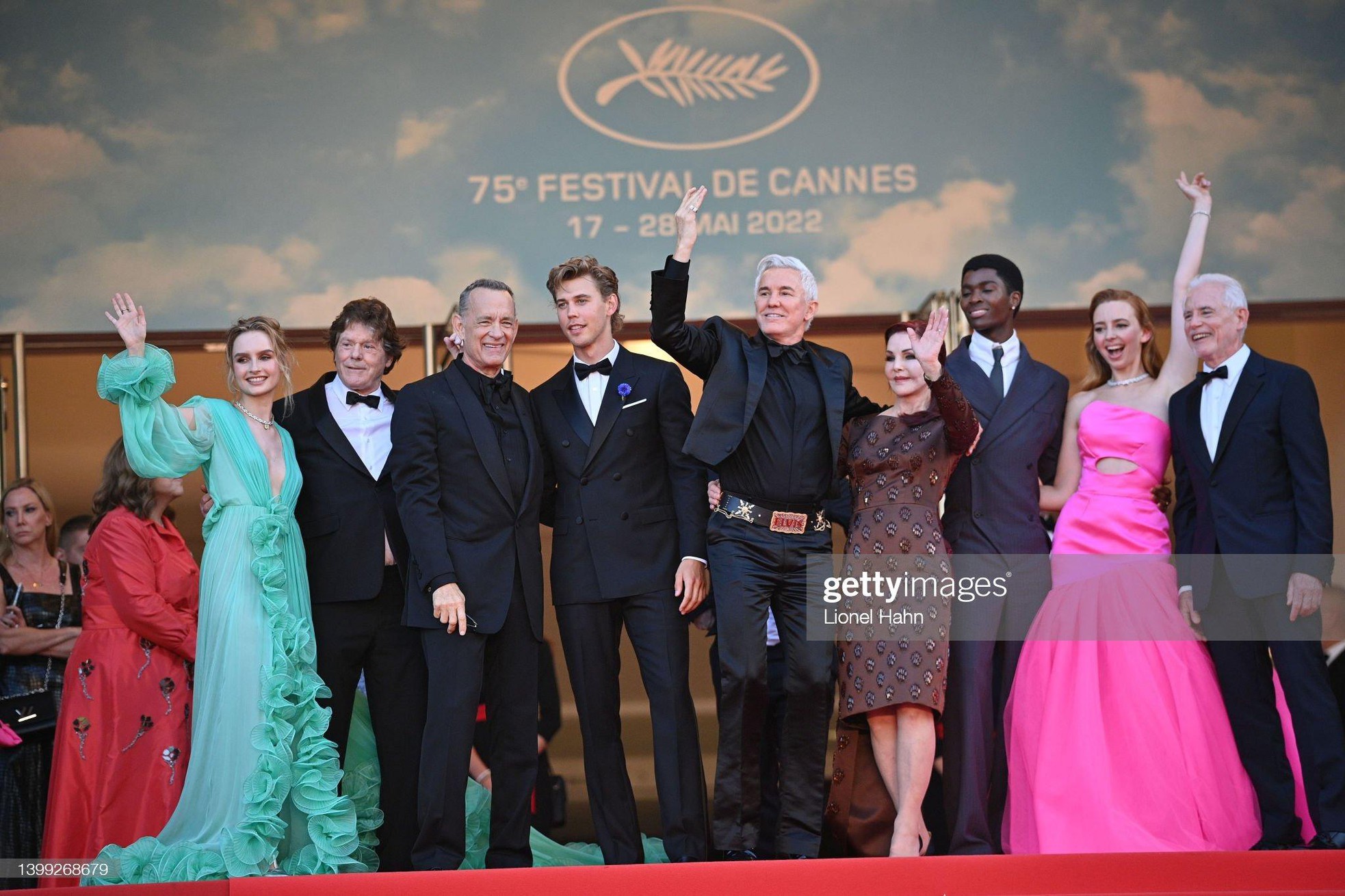 Cannes ngày 9: Dàn thiên thần nội y hở bạo trên thảm đỏ - Ảnh 1.