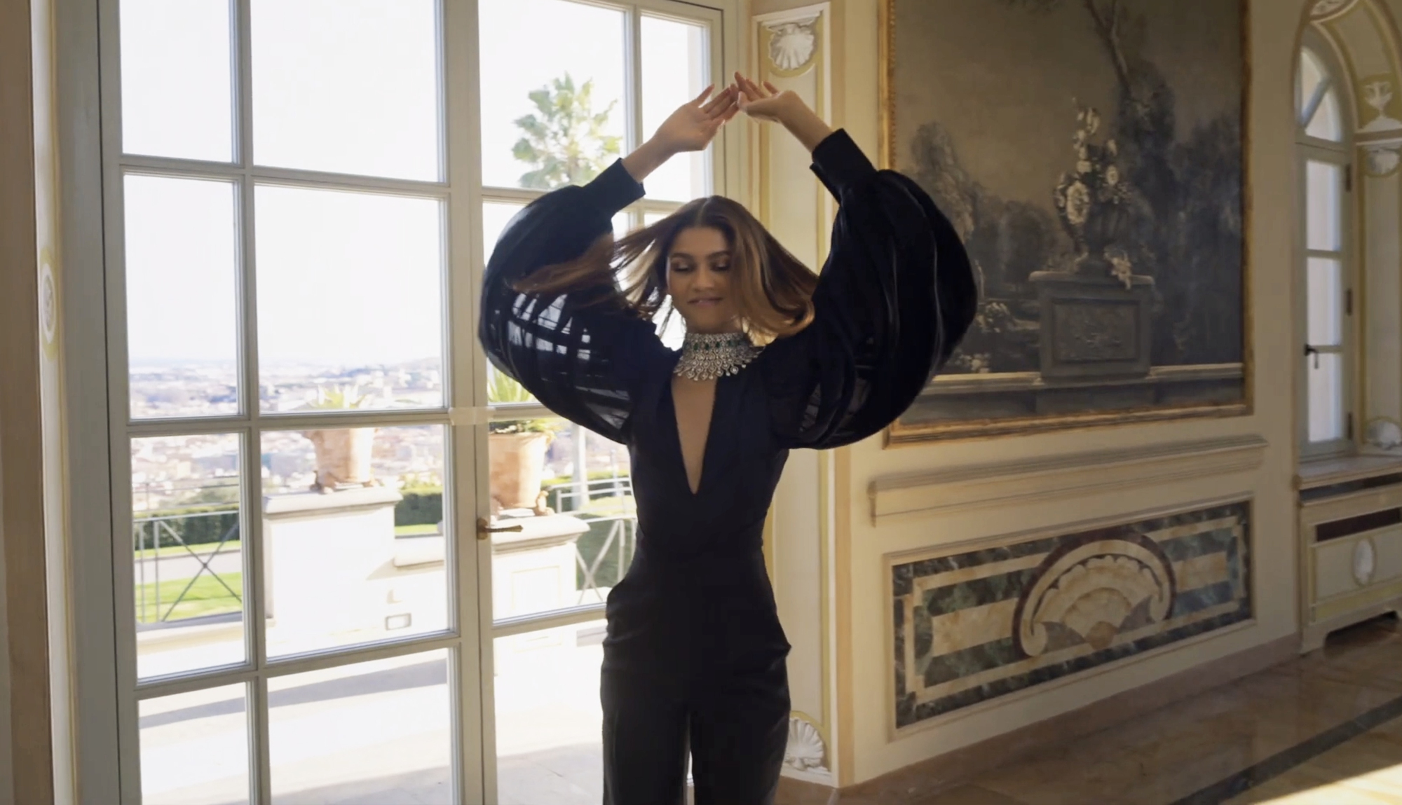 Zendaya diện trang phục của nhà thiết kế Công Trí và đọ sắc cùng Anne Hathaway - Lisa trong video quảng cáo trang sức - Ảnh 3.