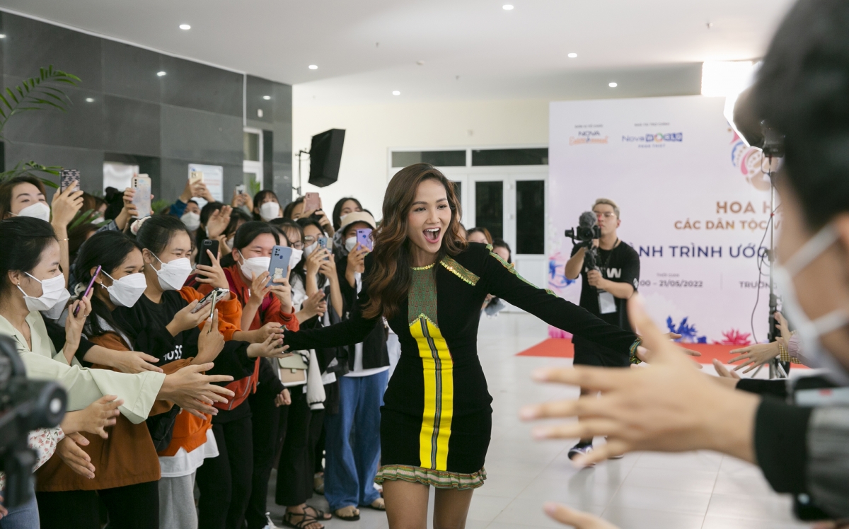 Hoa hậu H’ Hen Niê gặp gỡ sinh viên trường Đại học Tây Nguyên - Ảnh 1.