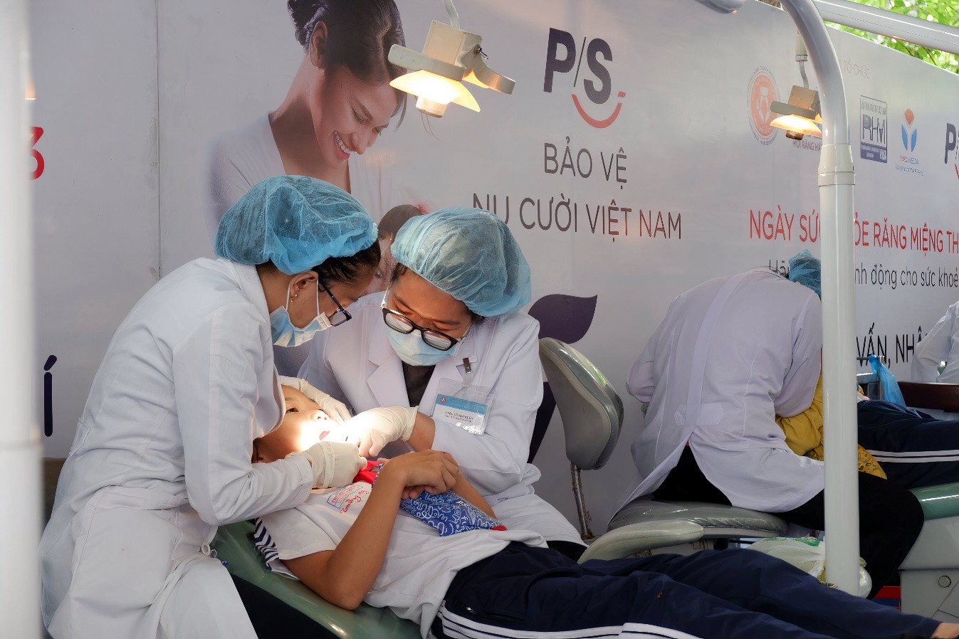 90 of Vietnamese people have dental diseases and the 18007004 call