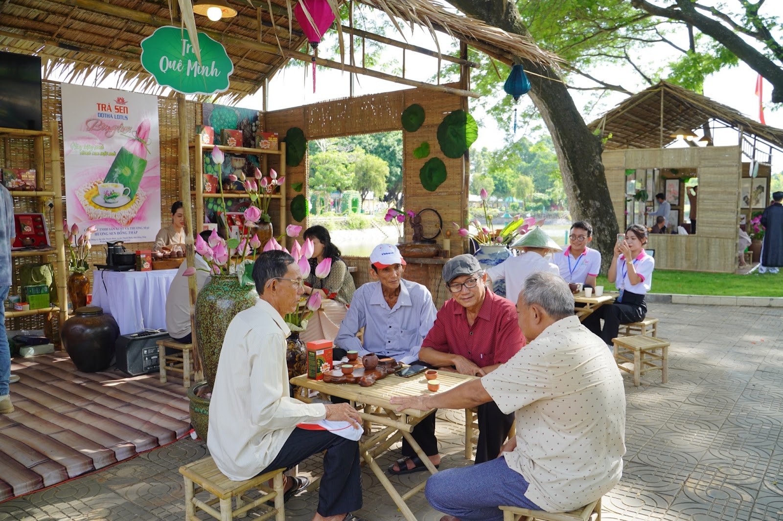 Lễ hội Sen Đồng Tháp thu hút hàng ngàn lượt du khách mỗi ngày - Ảnh 4.