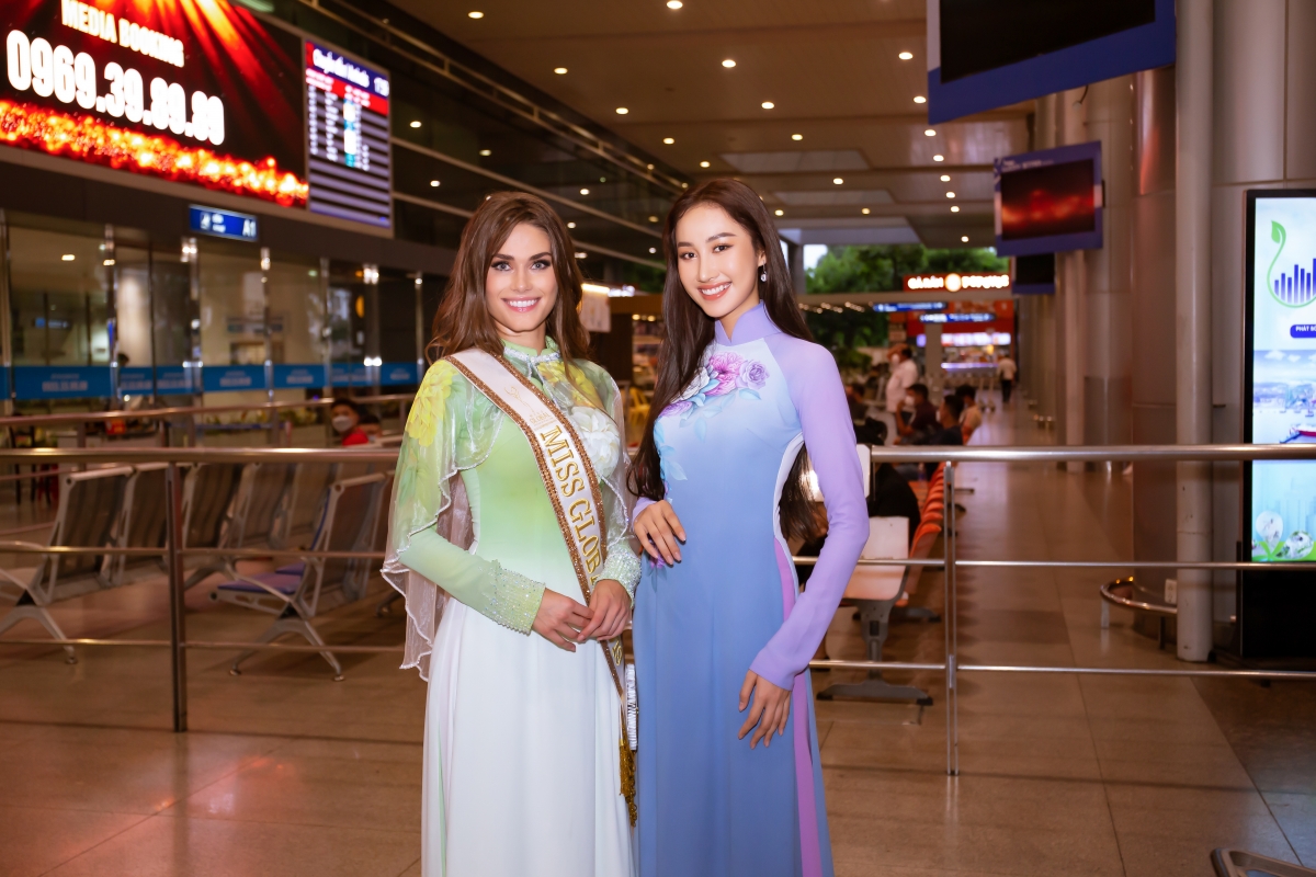 Đoàn Hồng Trang diện áo dài lụa ra sân bay đón Miss Global 2019 đến Việt Nam - Ảnh 2.