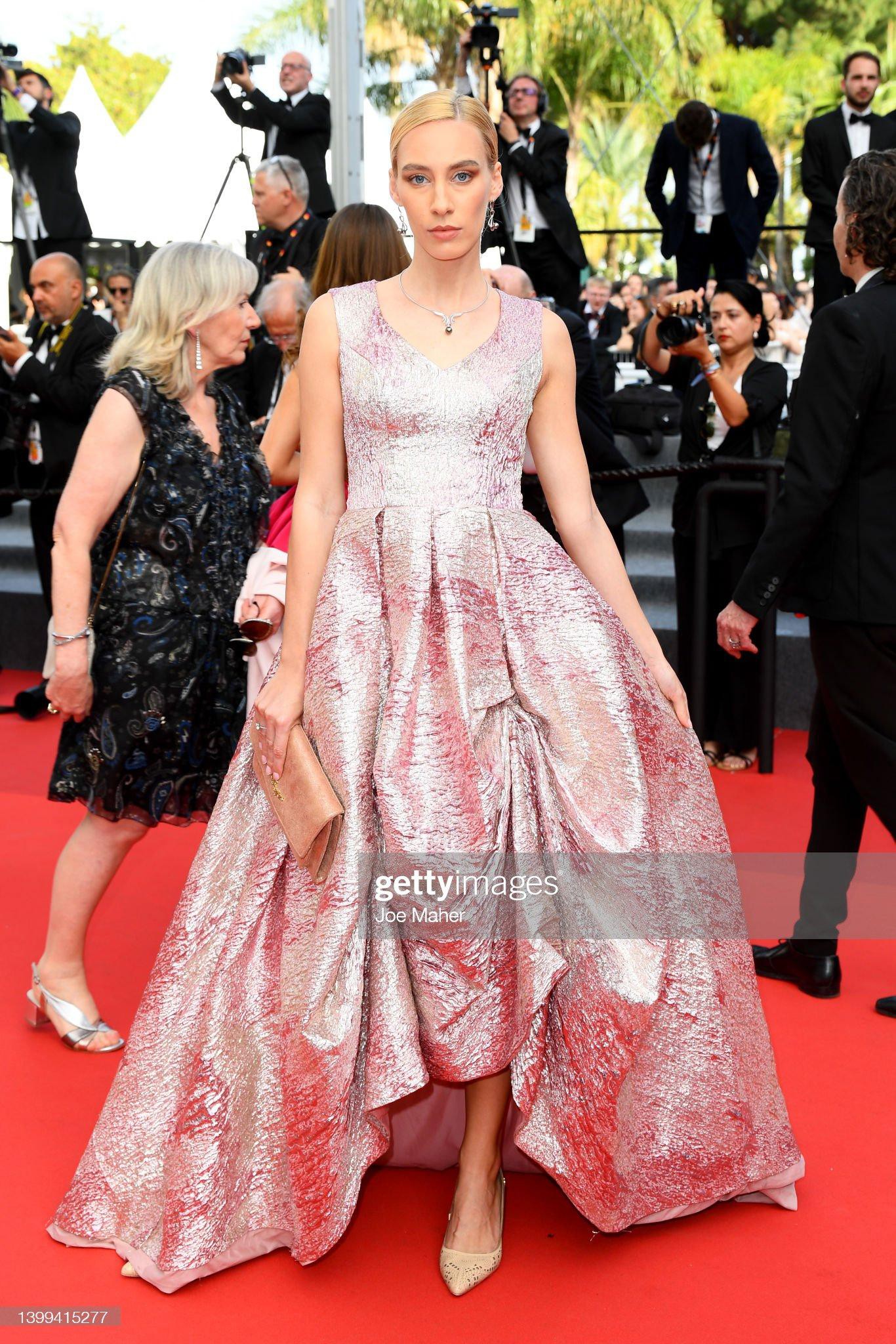 Cannes ngày 10: Bella Hadid thành tâm điểm với mốt không nội y, thả dáng đẹp như tượng tạc - Ảnh 13.