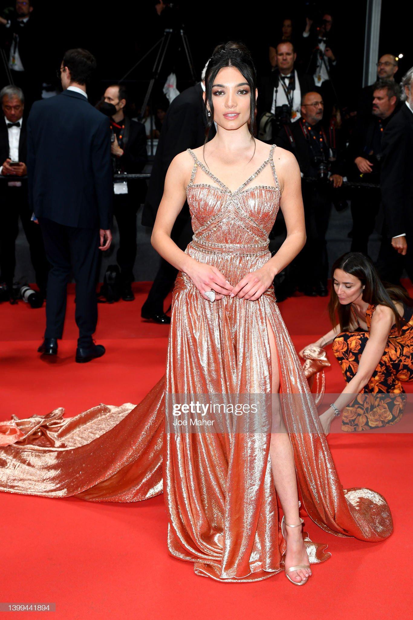 Cannes ngày 10: Bella Hadid thành tâm điểm với mốt không nội y, thả dáng đẹp như tượng tạc - Ảnh 21.