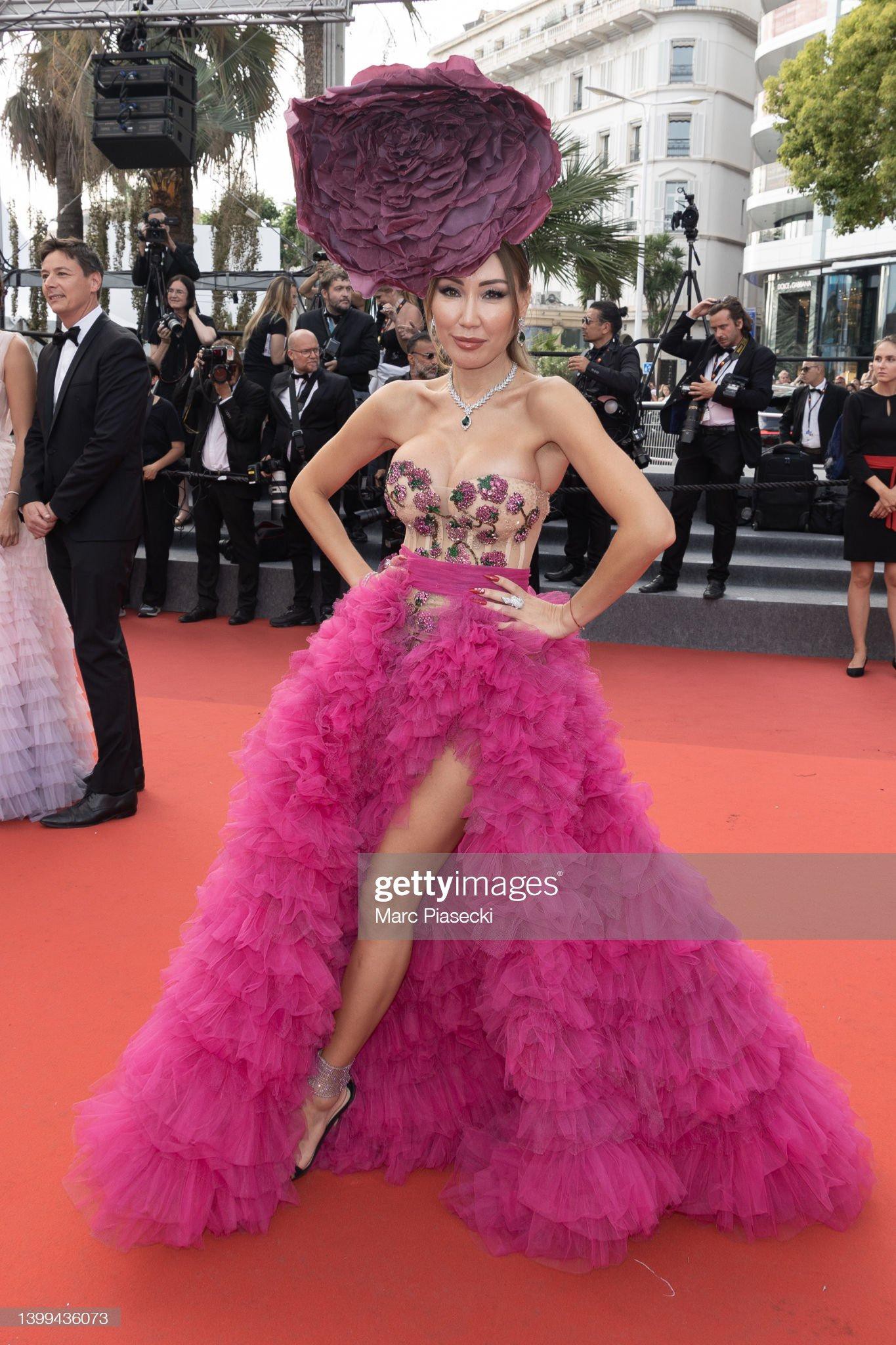 Cannes ngày 10: Bella Hadid thành tâm điểm với mốt không nội y, thả dáng đẹp như tượng tạc - Ảnh 23. Cannes ngày 10: Bella Hadid thành tâm điểm với mốt không nội y, thả dáng đẹp như tượng tạc - Ảnh 23.