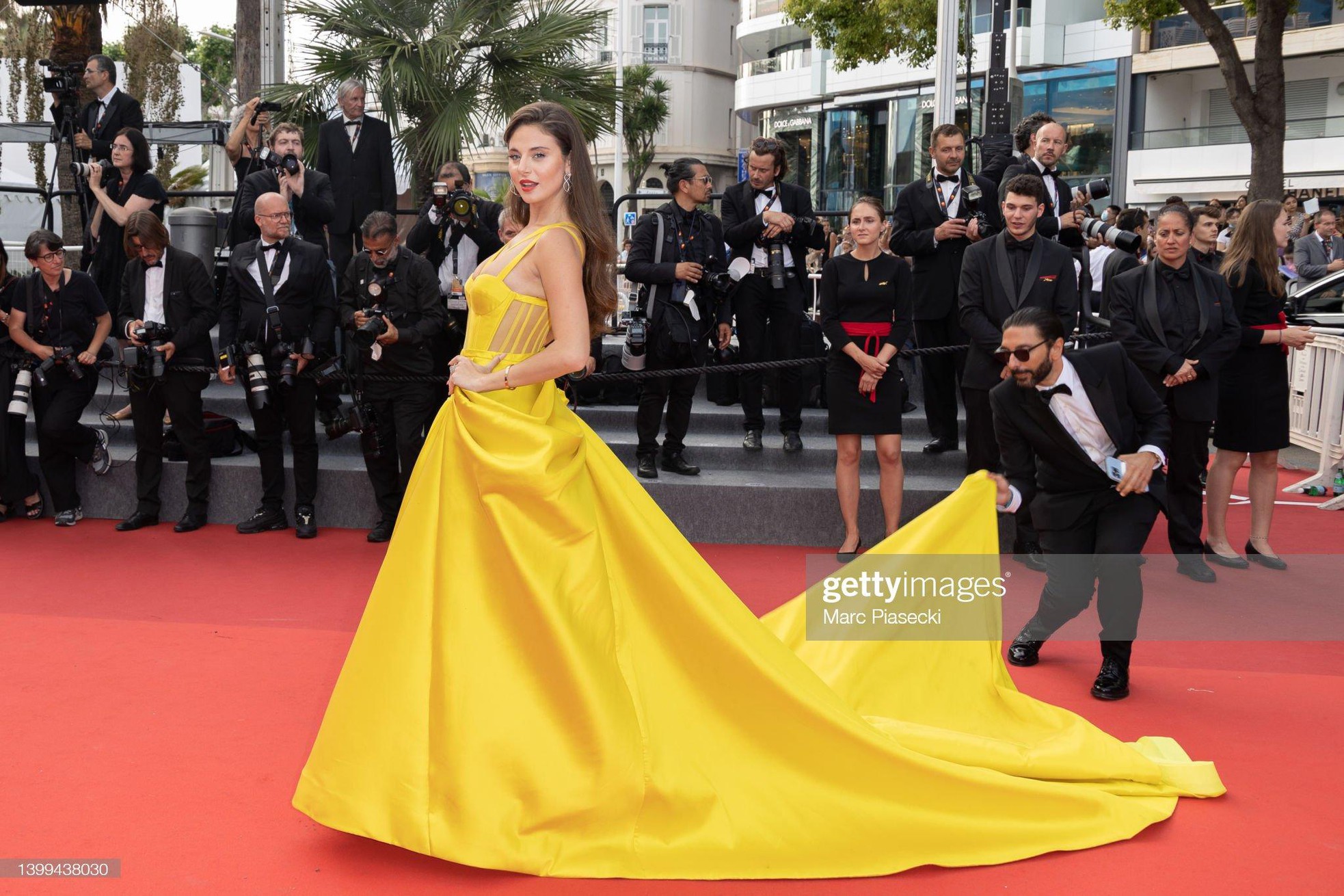 Cannes ngày 10: Bella Hadid thành tâm điểm với mốt không nội y, thả dáng đẹp như tượng tạc - Ảnh 25.