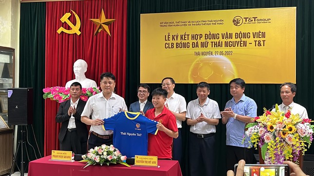 Lần đầu tiên trong lịch sử nữ cầu thủ Việt Nam được nhận tiền lót tay - Ảnh 1. Lần đầu tiên trong lịch sử nữ cầu thủ Việt Nam được nhận tiền lót tay - Ảnh 1.