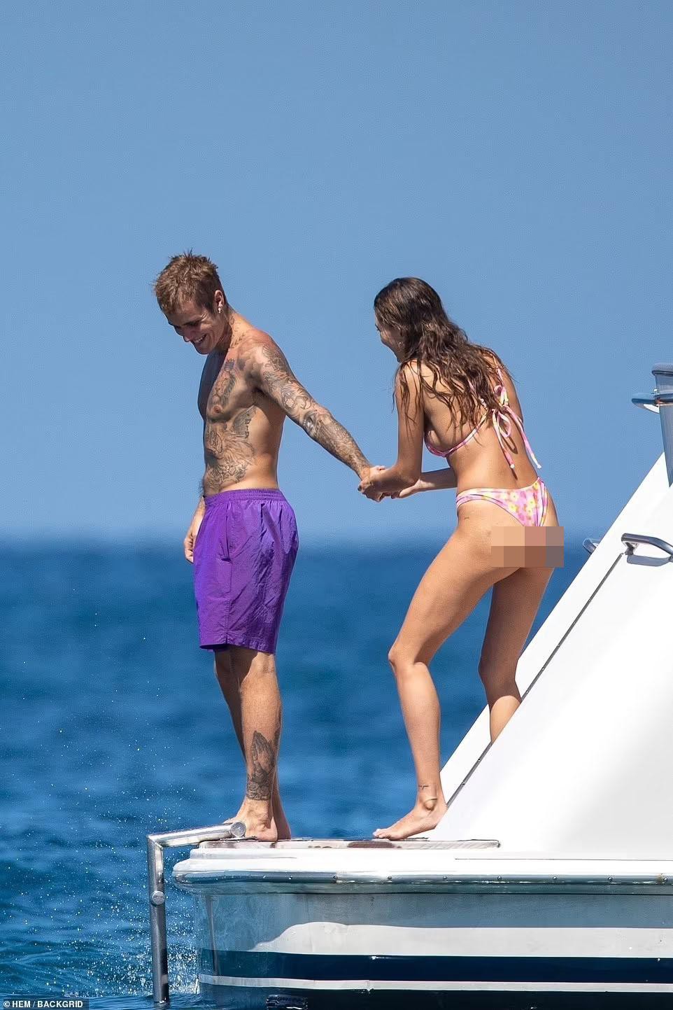 Hailey Bieber thả dáng sexy với bikini bé xíu, ôm ấp ông xã Justin trên du thuyền - Ảnh 6.