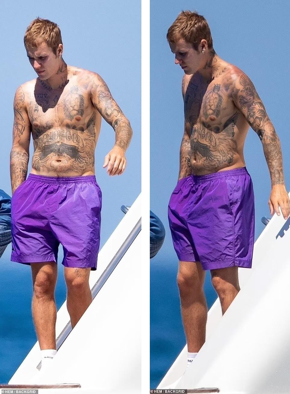 Hailey Bieber thả dáng sexy với bikini bé xíu, ôm ấp ông xã Justin trên du thuyền - Ảnh 5.