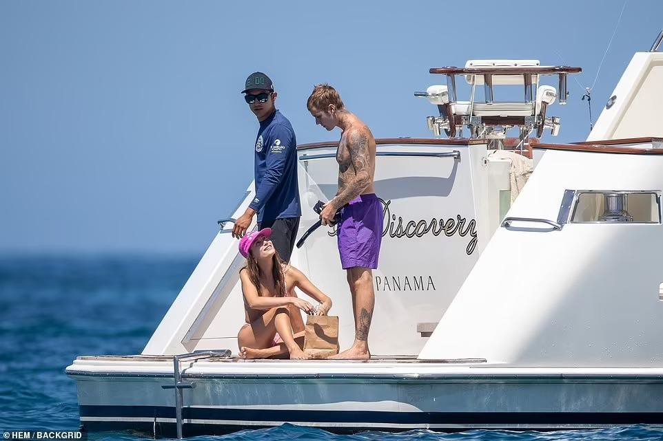 Hailey Bieber thả dáng sexy với bikini bé xíu, ôm ấp ông xã Justin trên du thuyền - Ảnh 1.