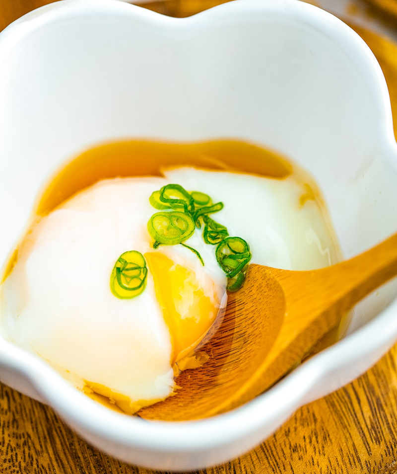 Trứng chần kiểu Nhật là món ăn rất phổ biến ở Nhật Bản và được yêu thích bởi nhiều người trên thế giới. Với yếu tố đơn giản nhưng hấp dẫn, trứng chần kiểu Nhật đã trở thành món ăn đặc trưng của đất nước này. Xem hình ảnh để tìm hiểu cách nấu và thưởng thức trứng chần kiểu Nhật nhé.
