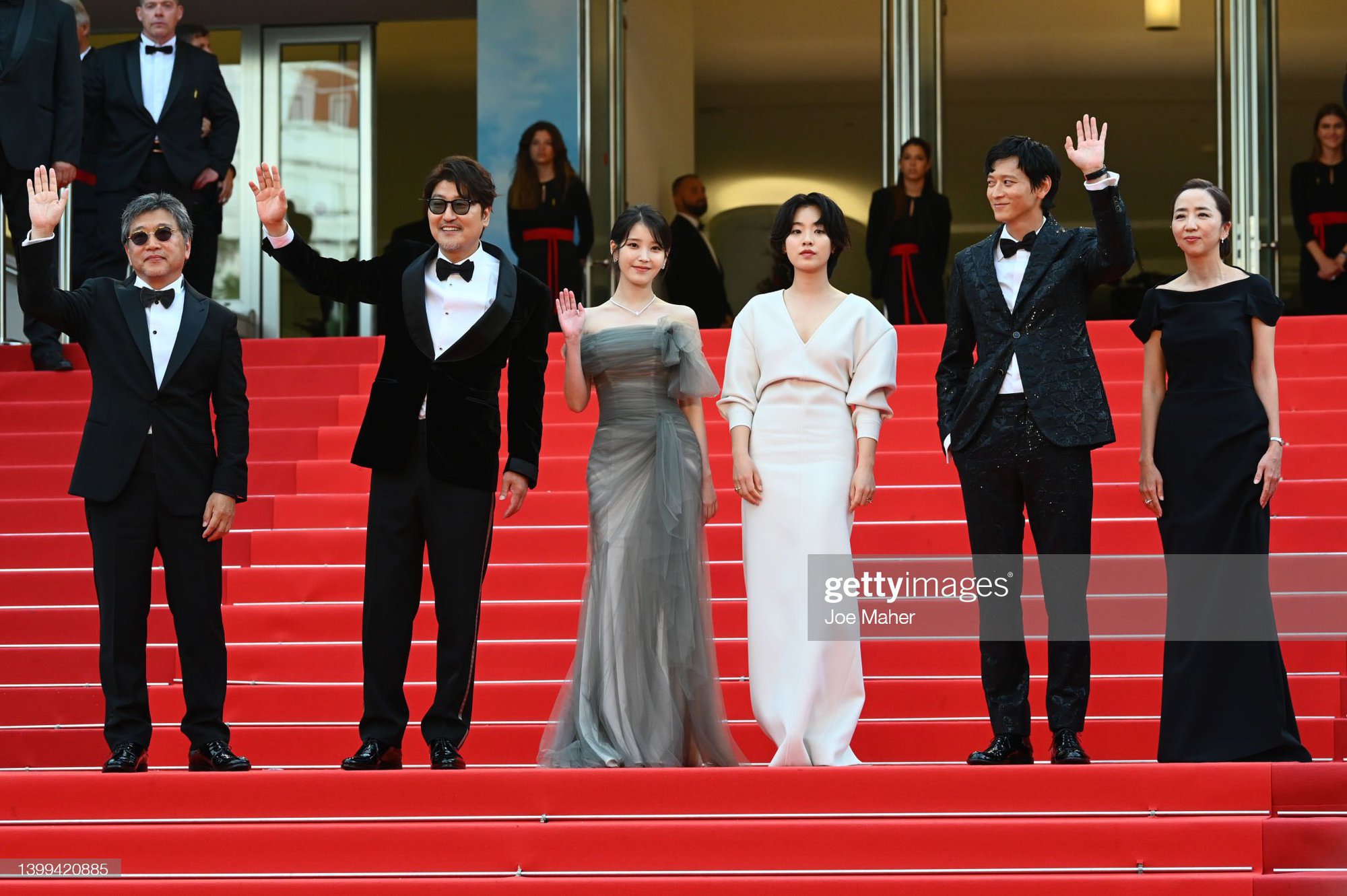 Dàn sao Hàn hạng A đổ bộ Cannes 2022: IU đẹp như tiên tử át cả sao Itaewon Class, Kang Dong Won chân dài choáng ngợp - Ảnh 2.