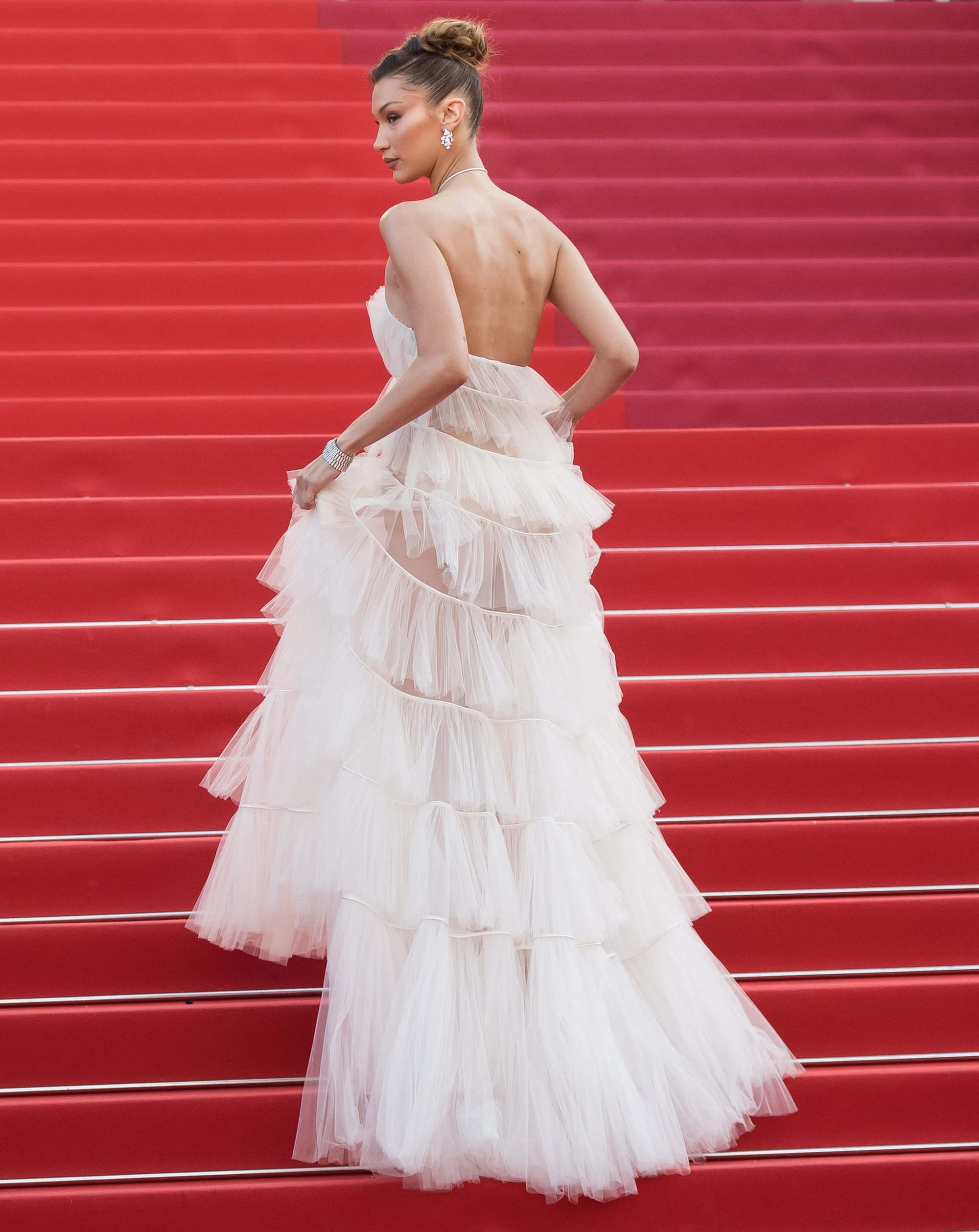 Bella Hadid at the Cannes Film Festival: Causing a storm when she wore a 35-year-old dress, wearing sexy clothes, but also had 2 indiscretions to remember her life - Photo 6.