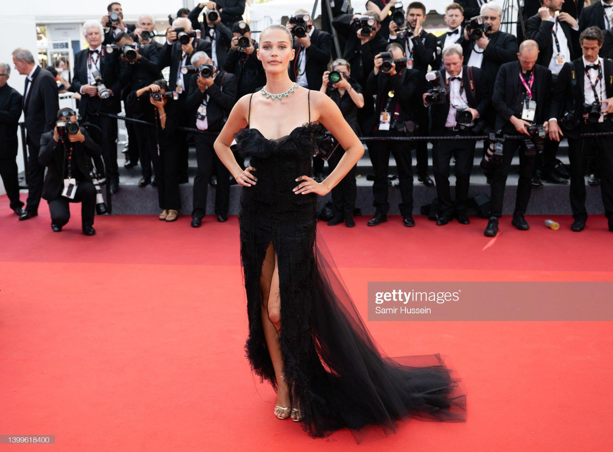 Cannes ngày 11: Hai minh tinh gạo cội khiêu vũ trên thảm đỏ, nữ ca sĩ lộ nội y phản cảm - Ảnh 9.